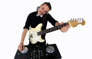 luke dj & solo acoustic musician for hire melbourne